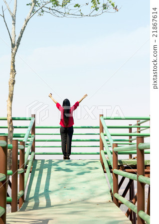 Working women and freedom feeling concept  21867614