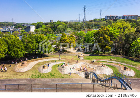 孩子們歡呼新鮮的綠色公園 21868400