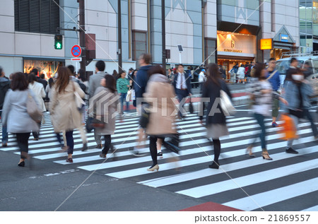 穿過人行橫道的人群慢速快門 穿過人行橫道的人群慢速快門 21869557