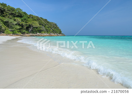 Idyllic white sand beach  21870056