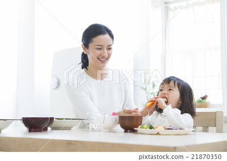 Three families who eat lifestyle rice 21870350