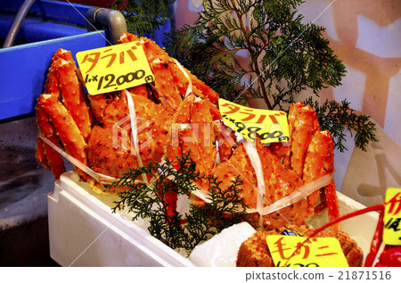 站立在鮮魚商店的店面的Karabagani 站立在鮮魚商店的店面的Karabagani 21871516