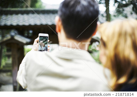 Foreign tourists taking a commemorative photo Foreign tourists taking a commemorative photo 21871814