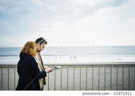 Foreign tourists walking along the beach Foreign tourists walking along the beach 21871911