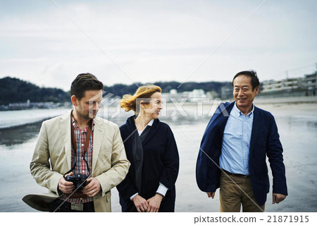 外國遊客沿著海灘散步 21871915