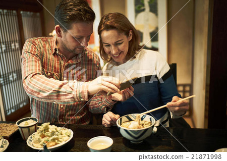 Foreign tourists who eat Japanese food 21871998