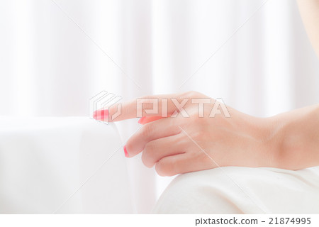 年輕的女士的手 年輕的女士的手 21874995