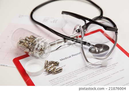 Medical report and cardiogram Medical report and cardiogram 21876004