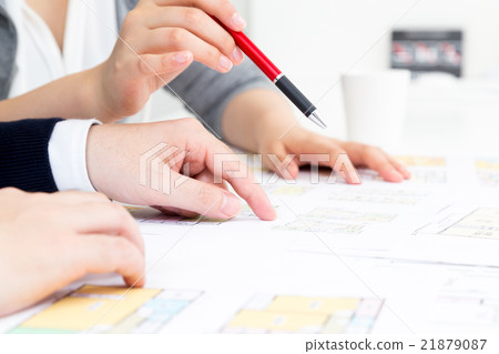 夫婦男性和女性我的家庭計劃住房諮詢消費稅增加先發製人需求需求復制空間新婚夫婦 21879087