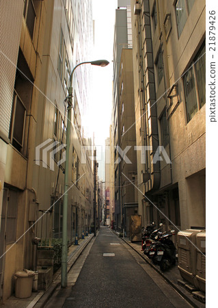 黃昏時昏暗危險的胡同 21879426