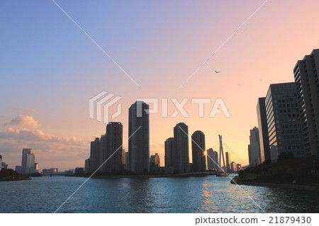 在日落染色的天空，東京的高層公寓小組·豐洲 21879430