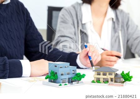 夫妻家庭住宅與花園獨立屋男性女性我家計劃住房諮詢消費稅增加先發製人需求需求新婚夫婦 21880421