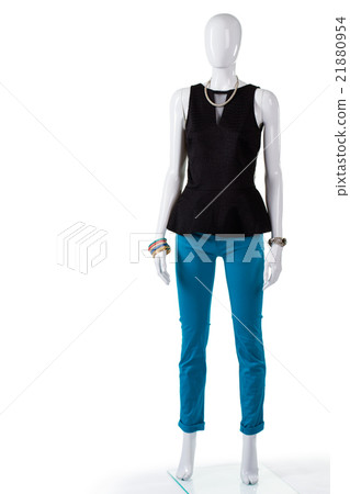 Black top with narrow v-neck. 21880954