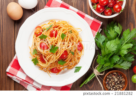 Spaghetti pasta with tomatoes and parsley Spaghetti pasta with tomatoes and parsley 21881282