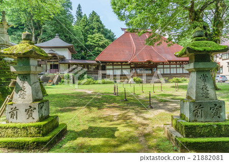 The main hall of Ikkoji Temple in the summer The main hall of Ikkoji Temple in the summer 21882081