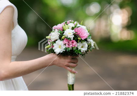 Beautiful bride with bouquet of flowers 21882374