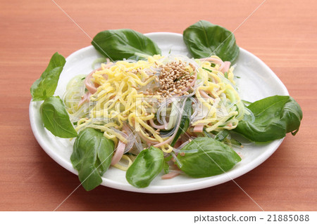 Chinese salad with crumbled egg Chinese salad with crumbled egg 21885088