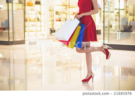 Shopaholic in mall 21885976