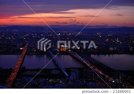 晚上景觀在城市 晚上景觀在城市 21886001