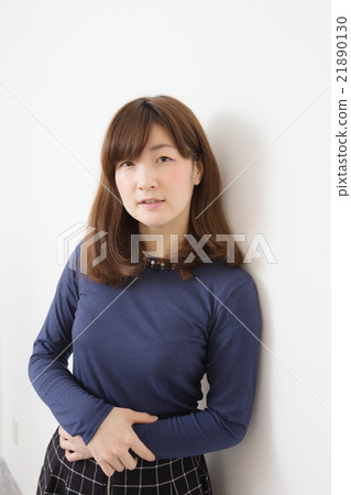A woman in his tw 21890130