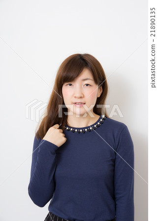 A woman in his tw 21890135