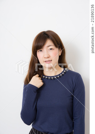 A woman in his tw 21890136