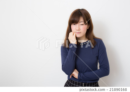 一個二十多歲的女人，身體狀況很差 21890168