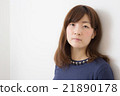 A woman in his tw A woman in his tw 21890178