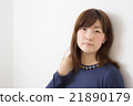 A woman in his tw A woman in his tw 21890179