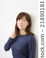 A woman in his tw A woman in his tw 21890181
