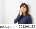 Women in their twenties touching the skin Women in their twenties touching the skin 21890182