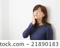 Women in their twenties touching the skin Women in their twenties touching the skin 21890183