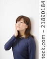 Women in their twenties touching the skin Women in their twenties touching the skin 21890184