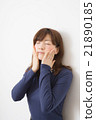 Women in their twenties touching the skin Women in their twenties touching the skin 21890185