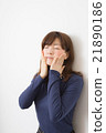 Women in their twenties touching the skin Women in their twenties touching the skin 21890186