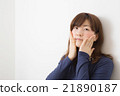 Women in their twenties touching the skin Women in their twenties touching the skin 21890187