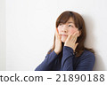 Women in their twenties touching the skin Women in their twenties touching the skin 21890188
