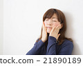 Women in their twenties touching the skin Women in their twenties touching the skin 21890189