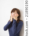 Women in their twenties touching the skin Women in their twenties touching the skin 21890190