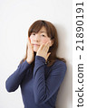 Women in their twenties touching the skin Women in their twenties touching the skin 21890191