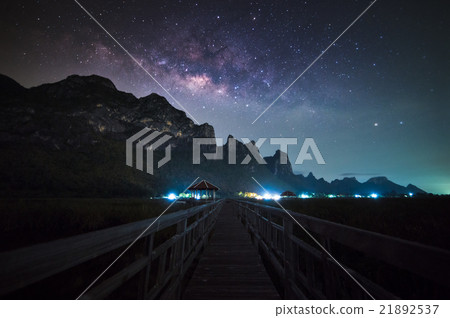 Milky way with wooden walkway at the lake 21892537