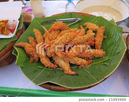 closed up the batter-fried prawn in basket closed up the batter-fried prawn in basket 21893989