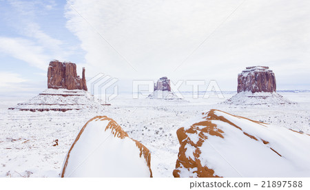 winter Mittens and Merrick Butte, Monument Valley 21897588