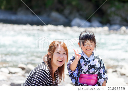 父母和孩子在浴衣在河裡玩 21898559