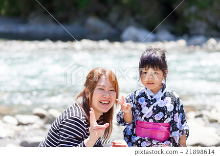 父母和孩子在浴衣在河裡玩 21898614