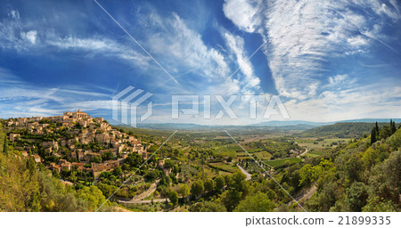 Wide angle panoramic view of Gordes 21899335