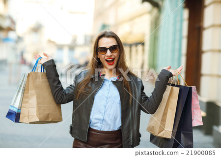 Beautiful woman with shopping bags in the ctiy Beautiful woman with shopping bags in the ctiy 21900085