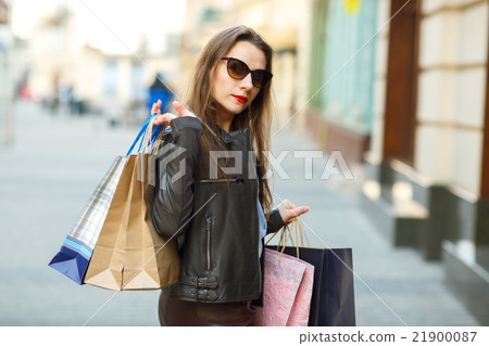 Beautiful woman with shopping bags in the ctiy Beautiful woman with shopping bags in the ctiy 21900087