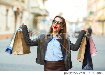 Beautiful woman with shopping bags in the ctiy 21900088