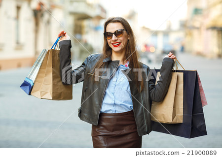 Beautiful woman with shopping bags in the ctiy Beautiful woman with shopping bags in the ctiy 21900089